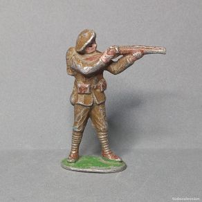 Juguetes antiguos: Soldado tirando con fusil o escopeta Segunda Guerra Mundial. Quiralu, años 50